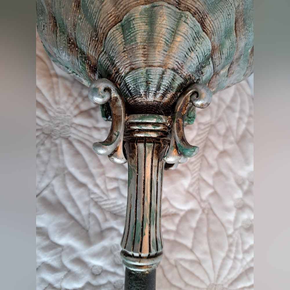 Vintage or antique-style decorative  shell dish on a pedestal Possibly Resin - Picture 7 of 9